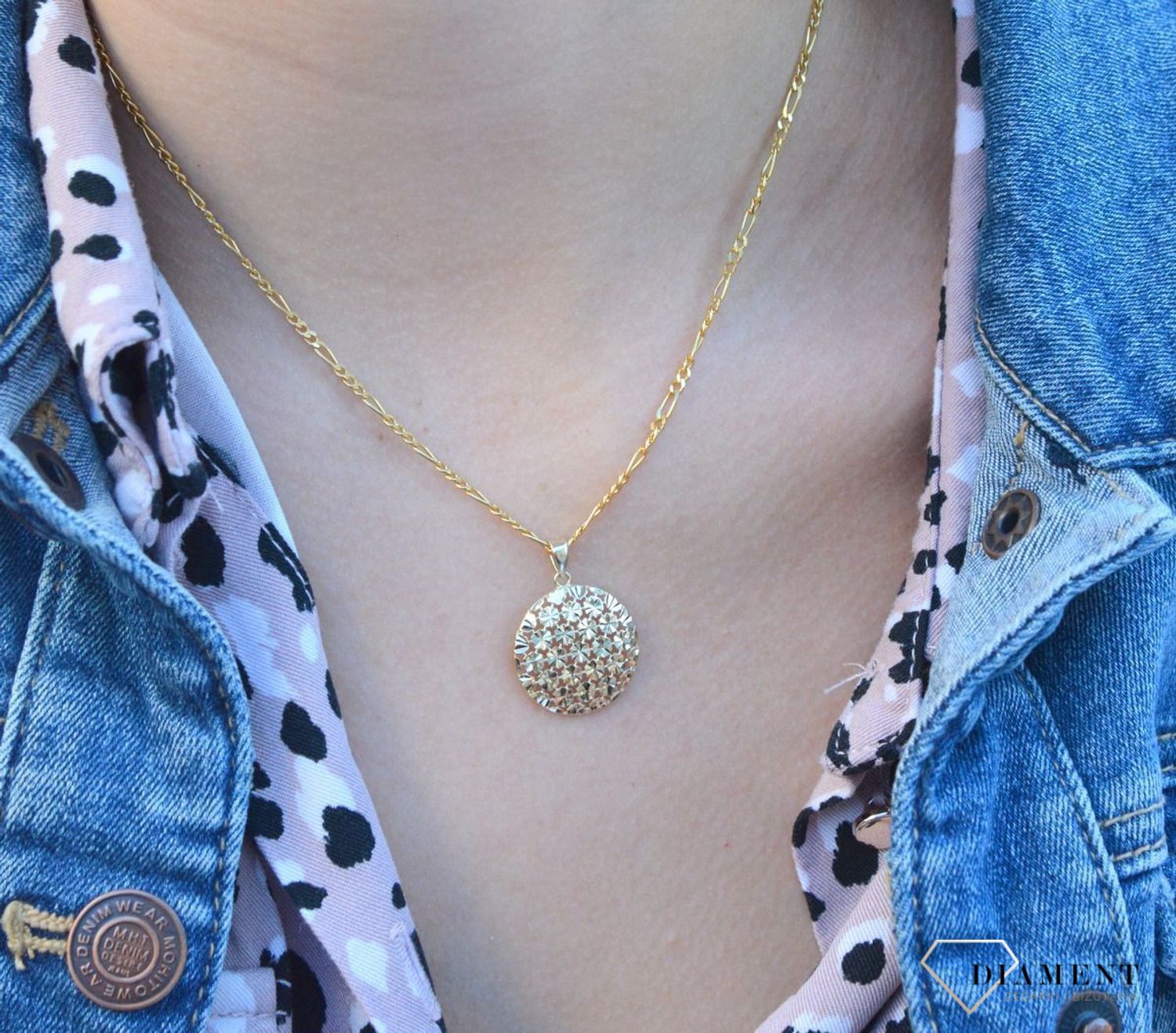 Złota zawieszka 333 okrągły ażur ZA 7020 333. Złoty wisiorek w kształcie koła wypełniony ażurowym motywem. Wisiorek o minimalistycznym wzornictwie, ale jednocześnie o ogromnym znaczeniu symbolicznym. Złoto jest metalem szlach.jpg